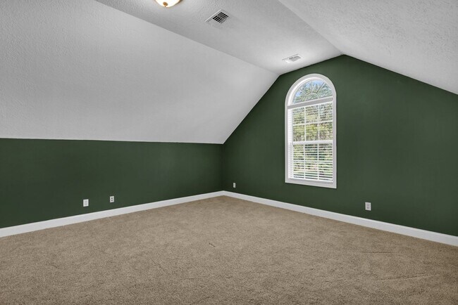 Building Photo - AVAILABLE LATE JULY 2025 (PET FRIENDLY)