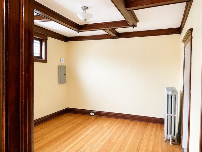 Building Photo - 1320 W 64th St