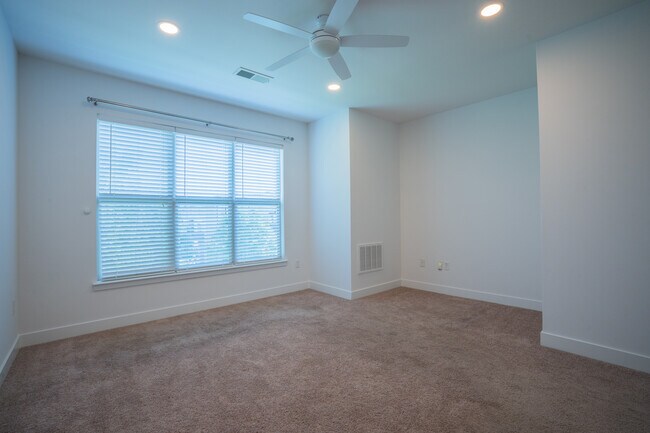 Building Photo - 1032 Skyline View Way