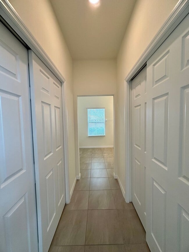 Building Photo - Huge Screened Lanai! Modern & Spacious 4 Bed 2 Bath