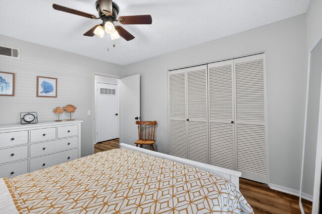 Building Photo - 5 Dorchester Ct