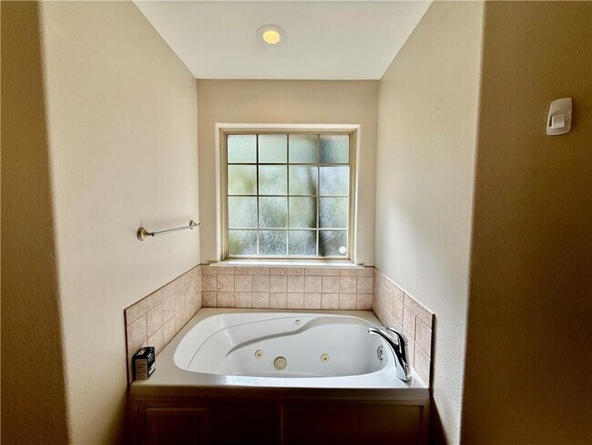 Building Photo - 305 Meadows Ct