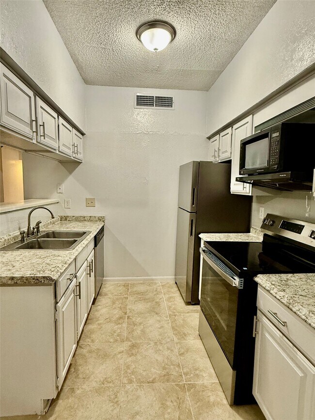 Building Photo - 10855 Meadowglen Ln