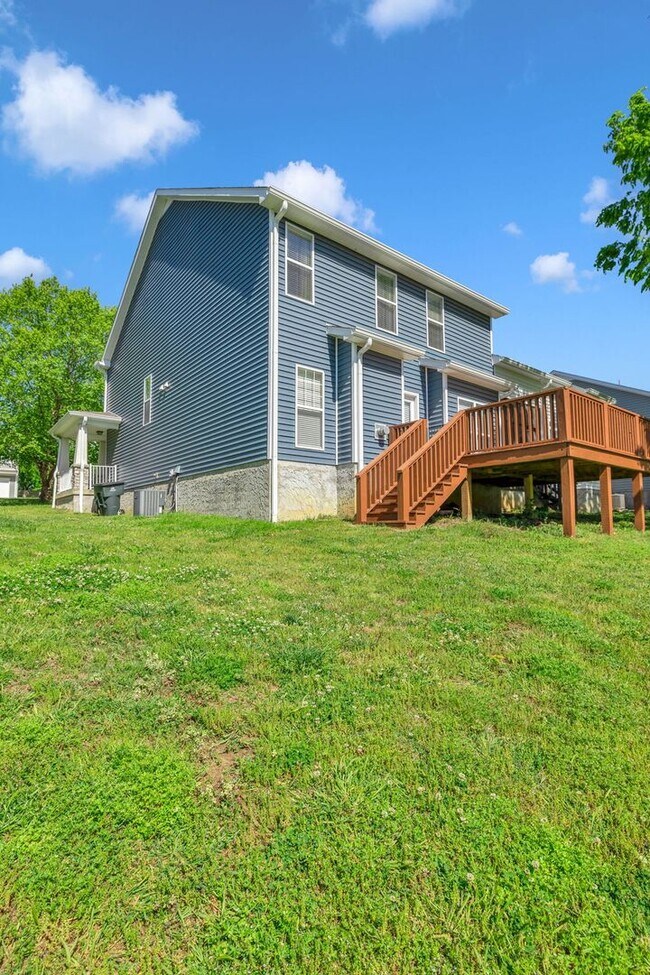 Building Photo - Beautiful and light-filled home in the desirable Normandy Place community located in Nashville’s ...