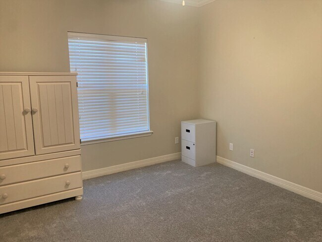 Building Photo - CARRIAGE OAKS CROSSING