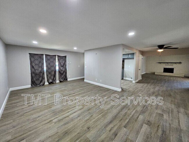 Building Photo - 760 Castle Oaks Dr