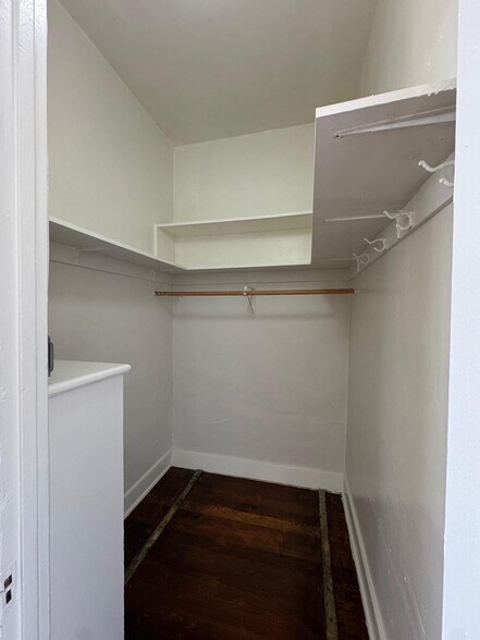 Building Photo - 901 S Kingsley Dr