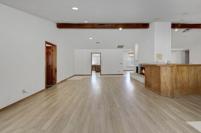 Building Photo - 2503 Brentwood Dr