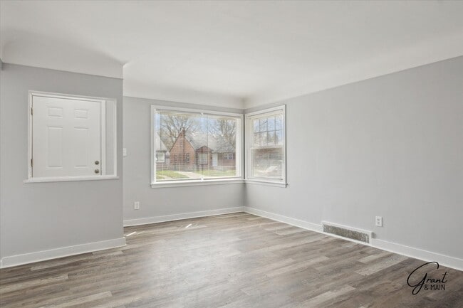 Building Photo - $1250 3 bedroom bungalow