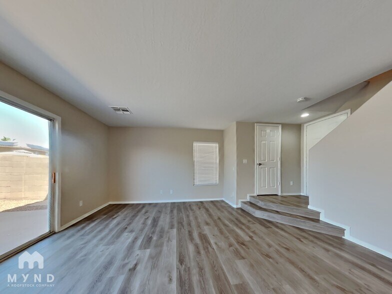 Building Photo - 11802 W Laurel Ln