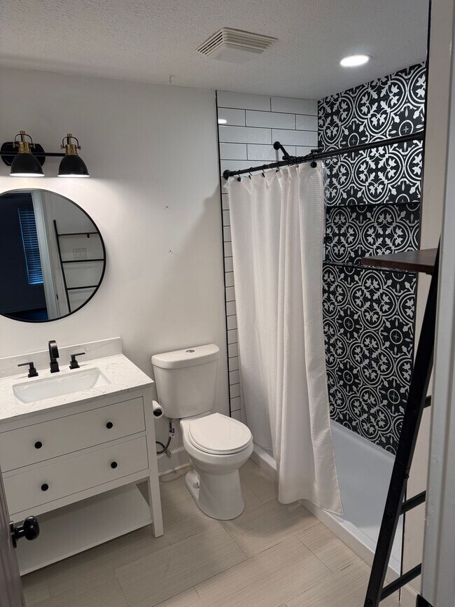 Building Photo - Updated Home near Waverly Park