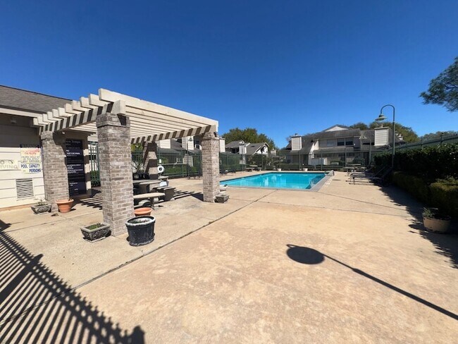 Building Photo - 13002 Leader St