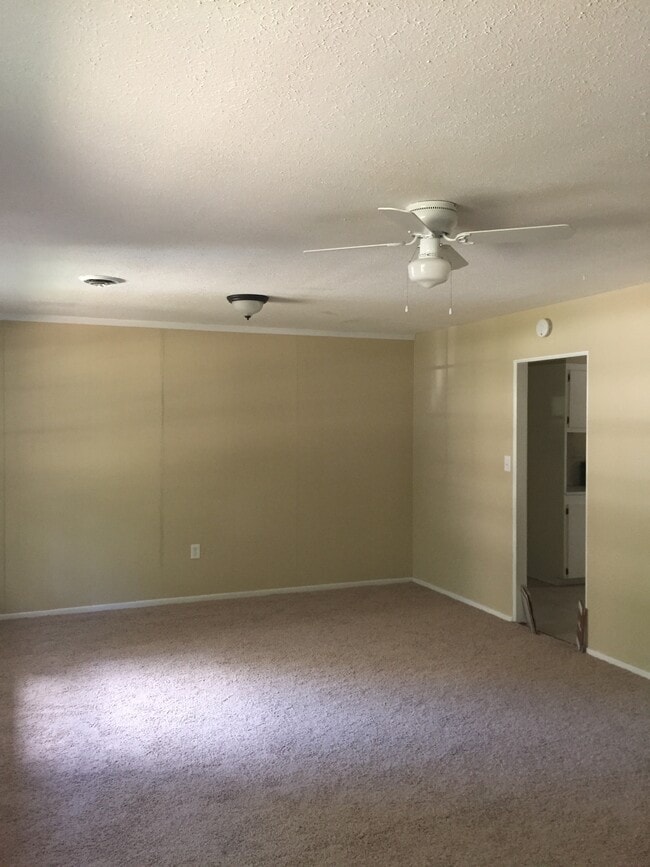 Building Photo - 3328 Oakview Dr