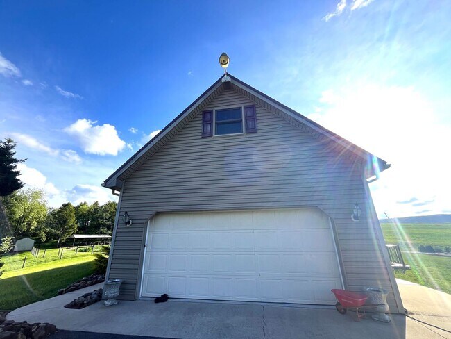 Building Photo - Spacious 4BR/3.5BA Single Family Home on 2...