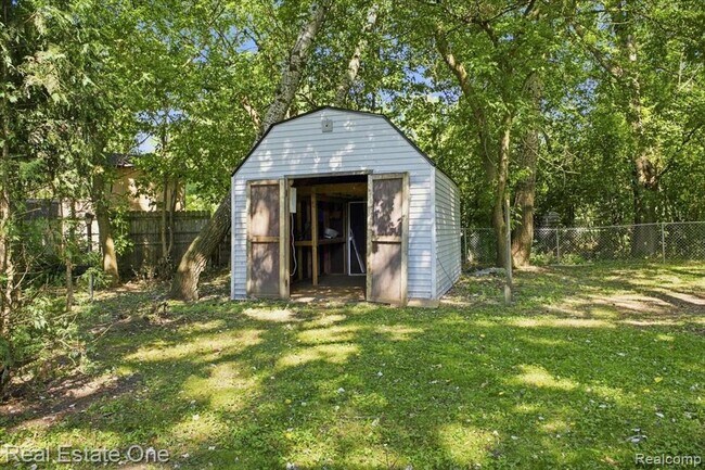Building Photo - 2931 Wisconsin Rd