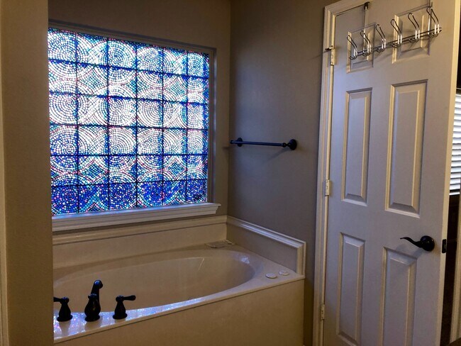 Building Photo - 4 Bedroom in South Lubbock