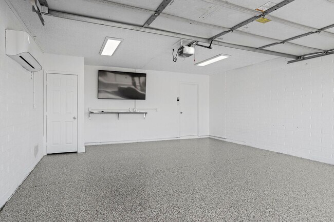 Building Photo - Prime ASU Location 5BR Home with Pool & Garage