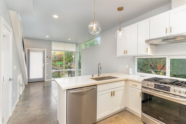 Building Photo - 3 Bd / 2.5 Ba Seattle Townhome