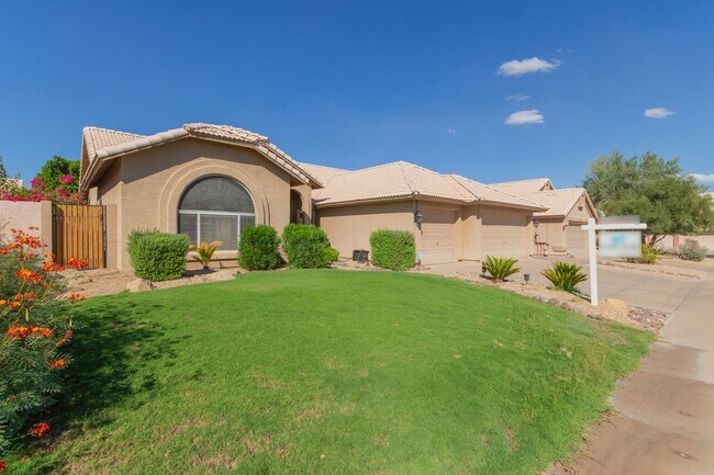 Building Photo - 4 bed 2 bath Stunner w/ Sparkling Pool