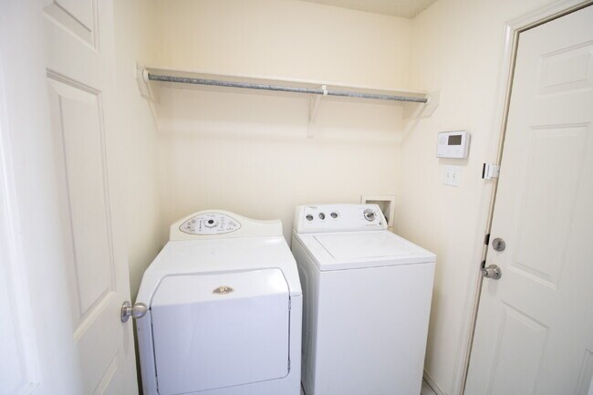 Building Photo - 3/2/2 Tucked Away in a Quiet Cul-de-Sac