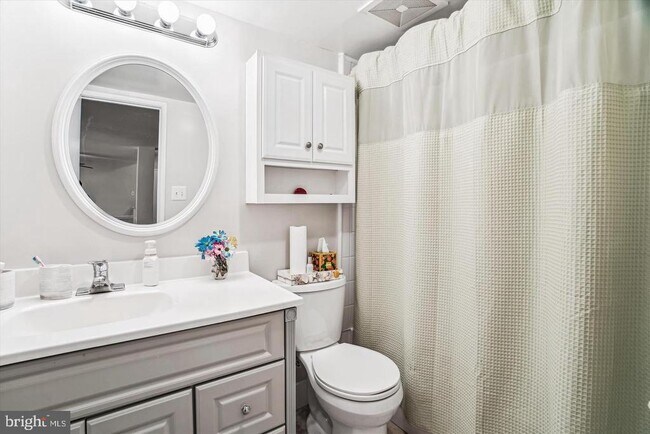 Building Photo - 15603 Dorset Rd