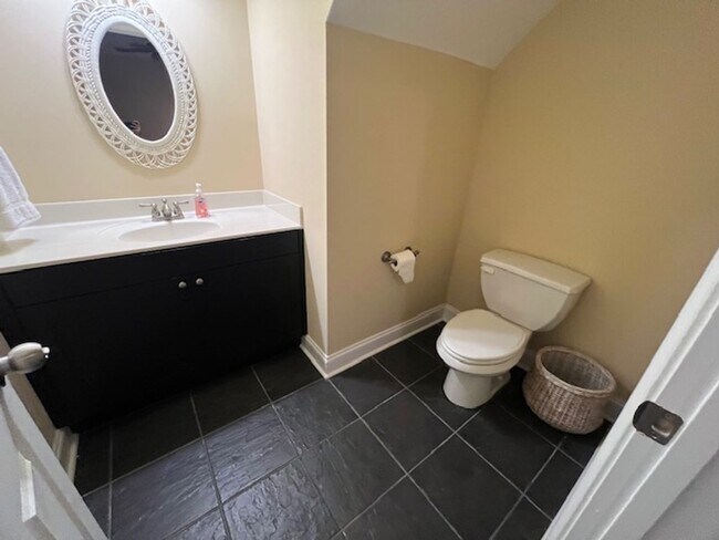 Building Photo - 2 bed 2.5 Condo- Great Location!