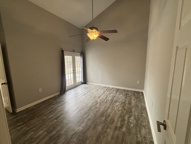 Building Photo - 326 Stoney Creek Ave