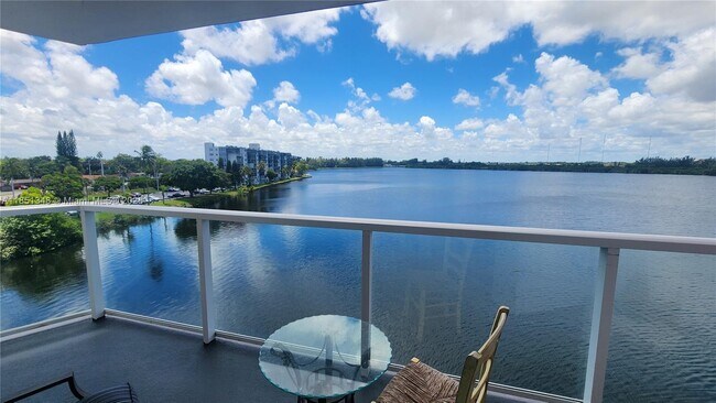 Building Photo - 1301 NE Miami Gardens Dr
