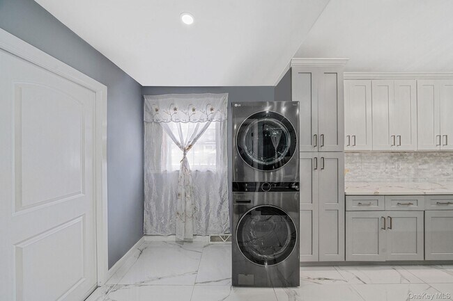 Building Photo - 158 Mohawk St