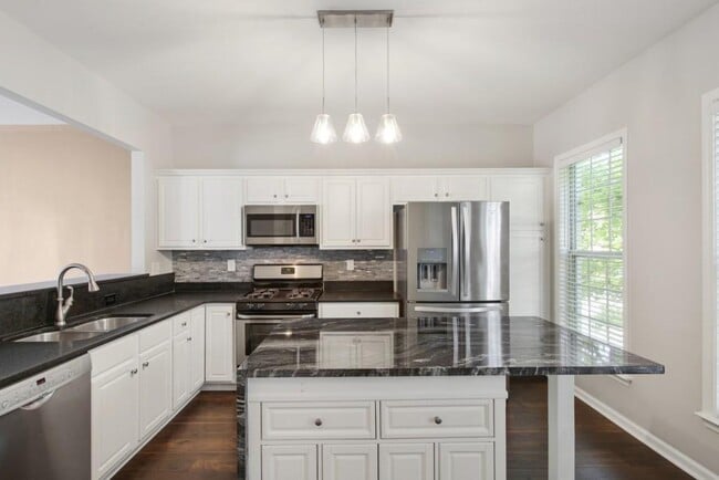 Building Photo - 3563 Views Trce