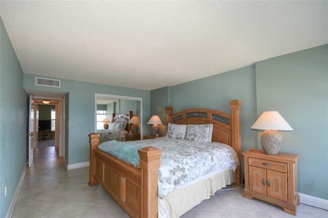 Building Photo - 1021 Hillsboro Mile