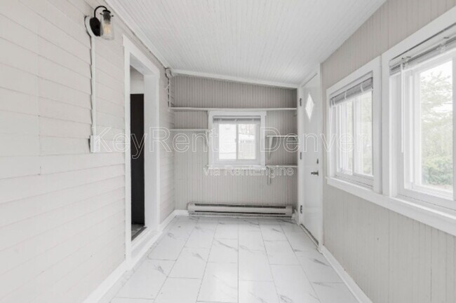 Building Photo - 3855 Cook St