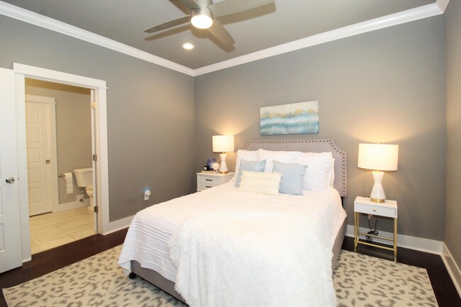 Building Photo - 2047 S Florida Way