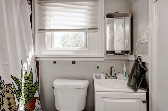 Building Photo - ? Only $899! Modern 1st-Floor Apartment with Covered Porch + Utilities Included?