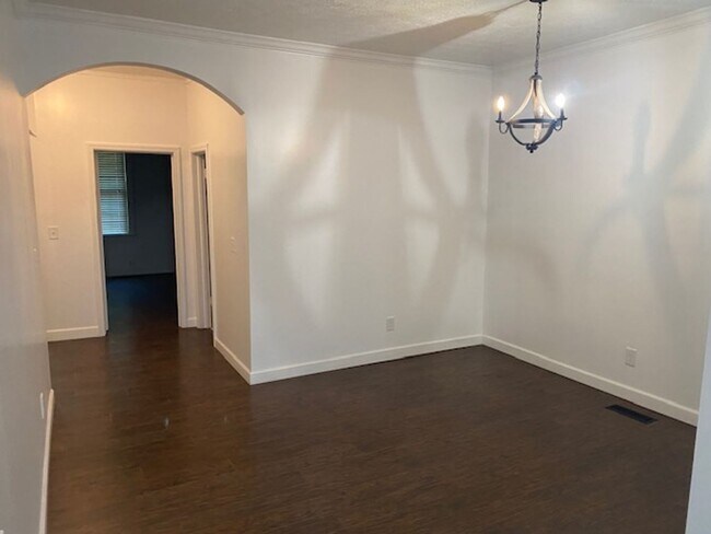 Building Photo - Stunning Executive Rental