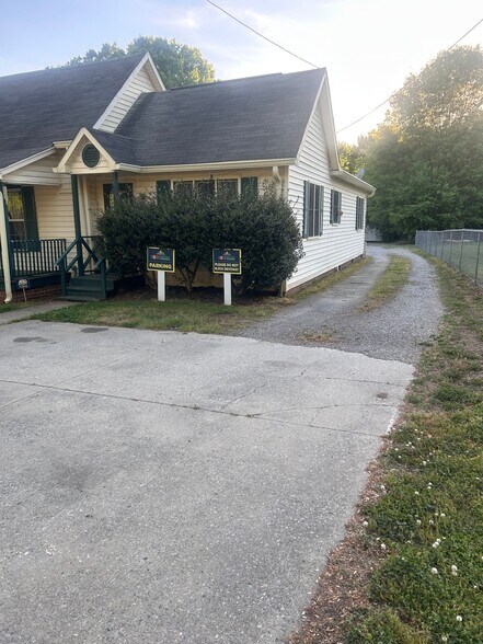 Building Photo - 547 N Oakland Ave