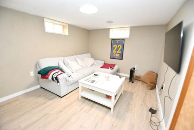 Building Photo - Fully furnished home, 3 bedroom 2 full baths