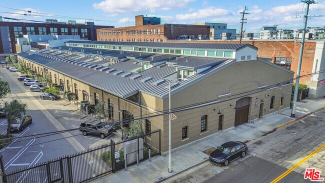 Building Photo - 940 E 2nd St