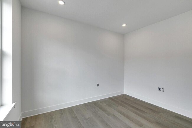 Building Photo - 3045 Richmond St