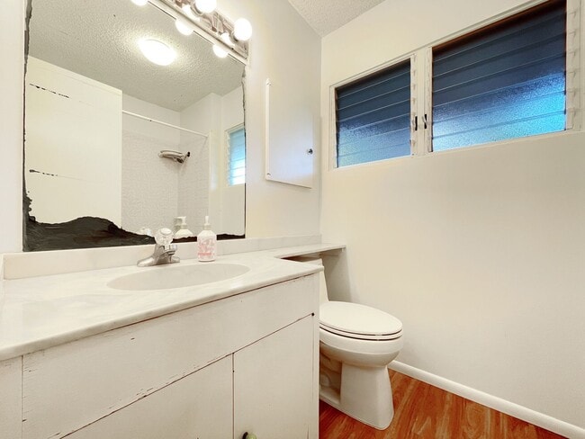 Building Photo - 4/2 Pet Friendly Spacious Beachside Kailua...