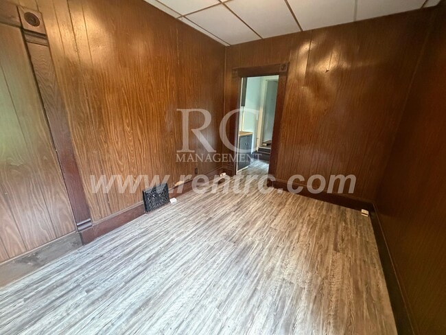 Building Photo - 1030-3 Walnut-