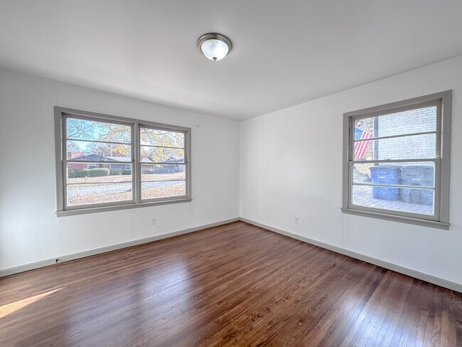 Building Photo - Midtown Tulsa: Stunning 4 bedroom 2 bathroom home