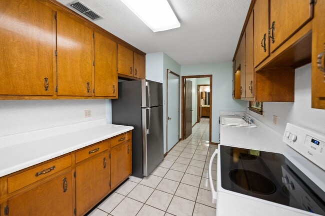 Building Photo - 18050 Steele Dr