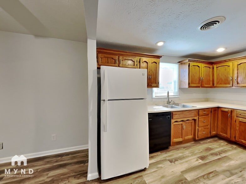 Building Photo - 808 W Smith Valley Rd