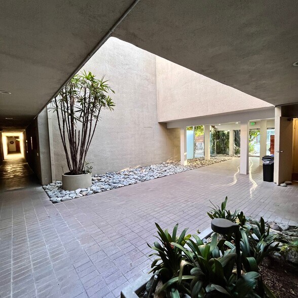 Building Photo - 330 S Barrington Ave