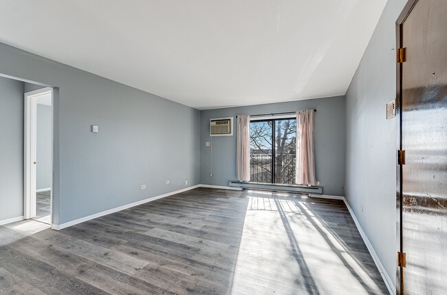 Building Photo - 190 S Waters Edge Dr