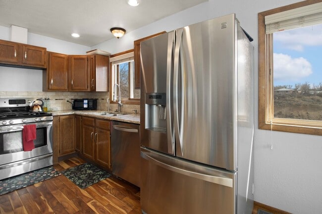 Building Photo - Enjoy Modern Comfort in This Beautiful Home!