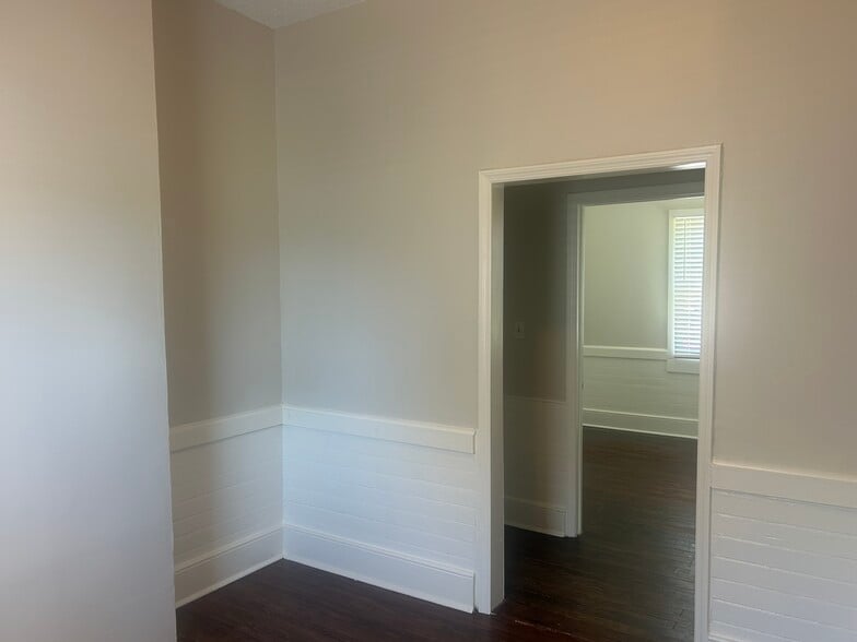 Building Photo - 520 E Hall Ln