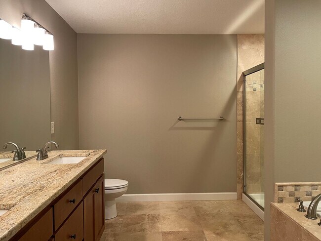 Building Photo - NEWER LUXURY Style Townhouse with a gorgeo...