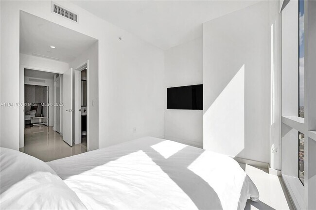 Building Photo - 851 NE 1st Ave